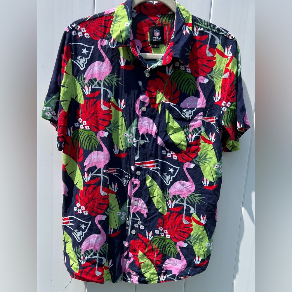 New England Patriots Logo, Flamingos, Hawaiian Shirt Mens Small NFL Team Apparel